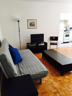 Stylish Montreal Apartment: Comfortable Stay in the Golden Square Mile